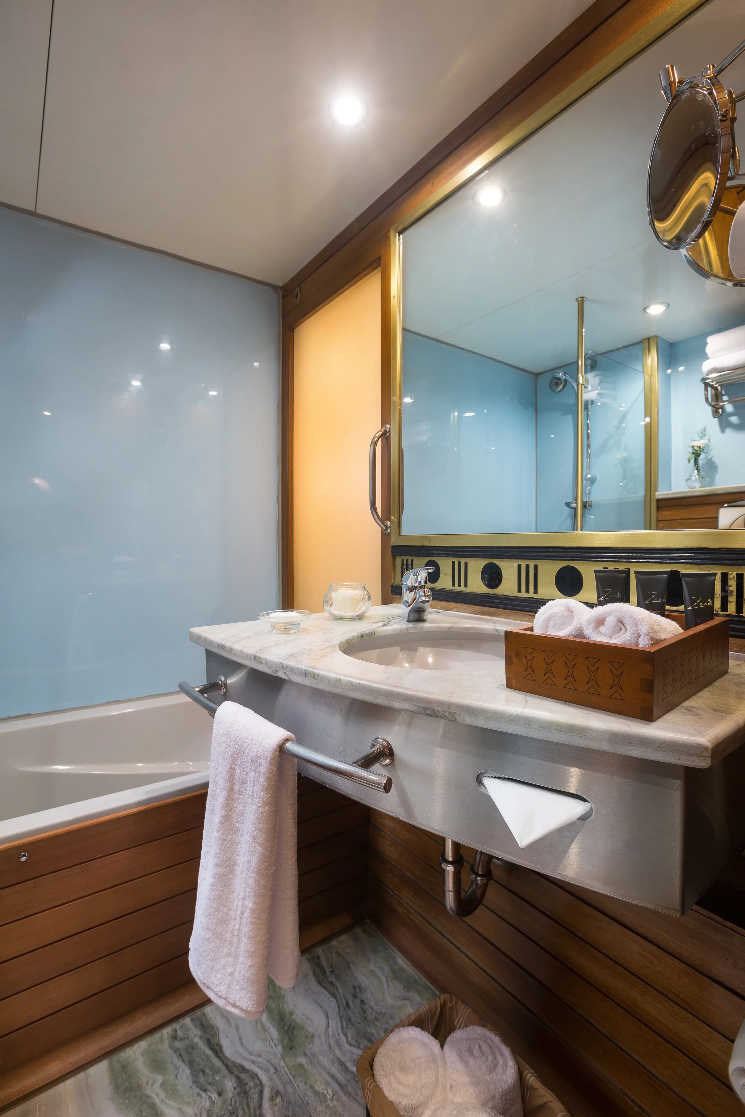 Cabin bathroom on the M/Y Alyssa